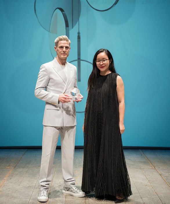 Lee Broom accepts his Elle Deco International Design Award for the Eclipse collection of lights.