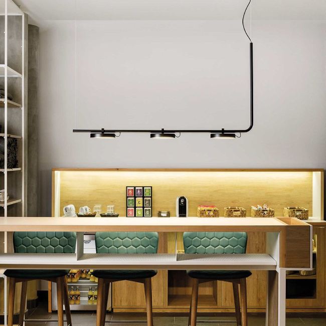 A kitchen bar is illuminated by the three-headed Aro T-3541-W linear suspension light.