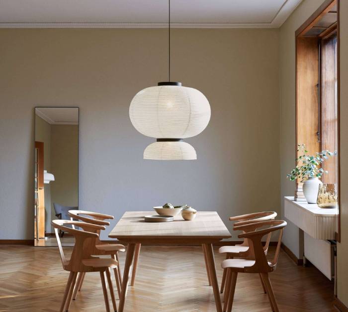 Formakami JH5 pendant light, designed by Jaime Hayón for &tradition, hangs over a wooden dining room table.