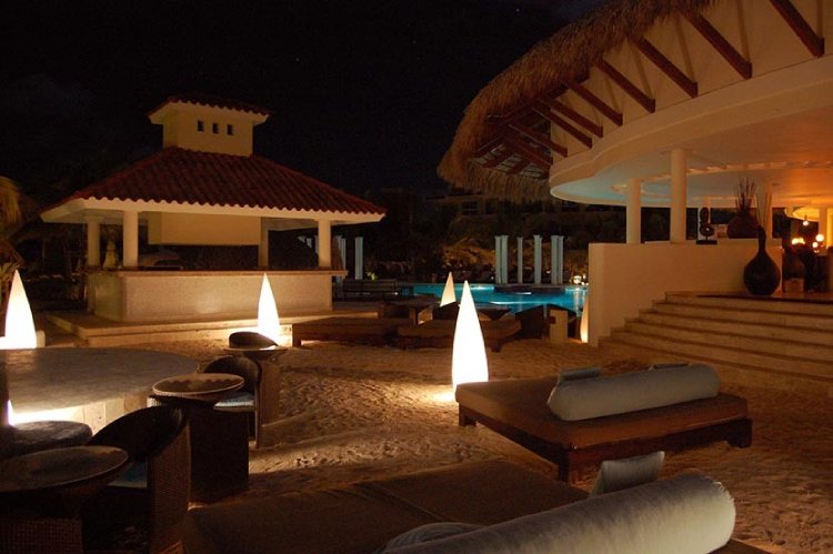 The sand-filled courtyard of a Dominican Republic resort, dotted by Kanpazar 150B outdoor floor lights.