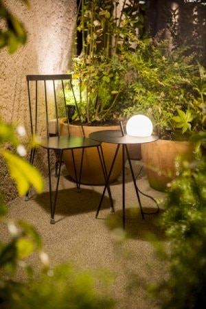 Circ M-3725X outdoor lamp table illuminates a cozy garden nook