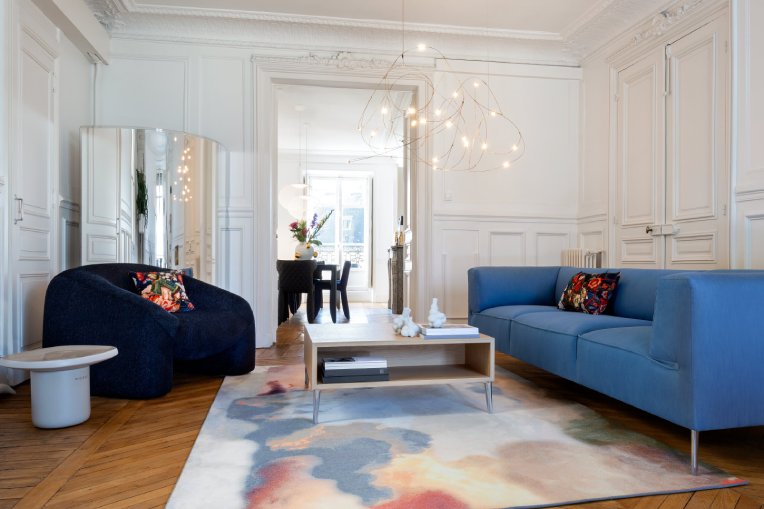 Flock of Light 21 suspension light, designed for Moooi by Studio Toer, hangs in a bright and cheerful living room in a Paris apartment.