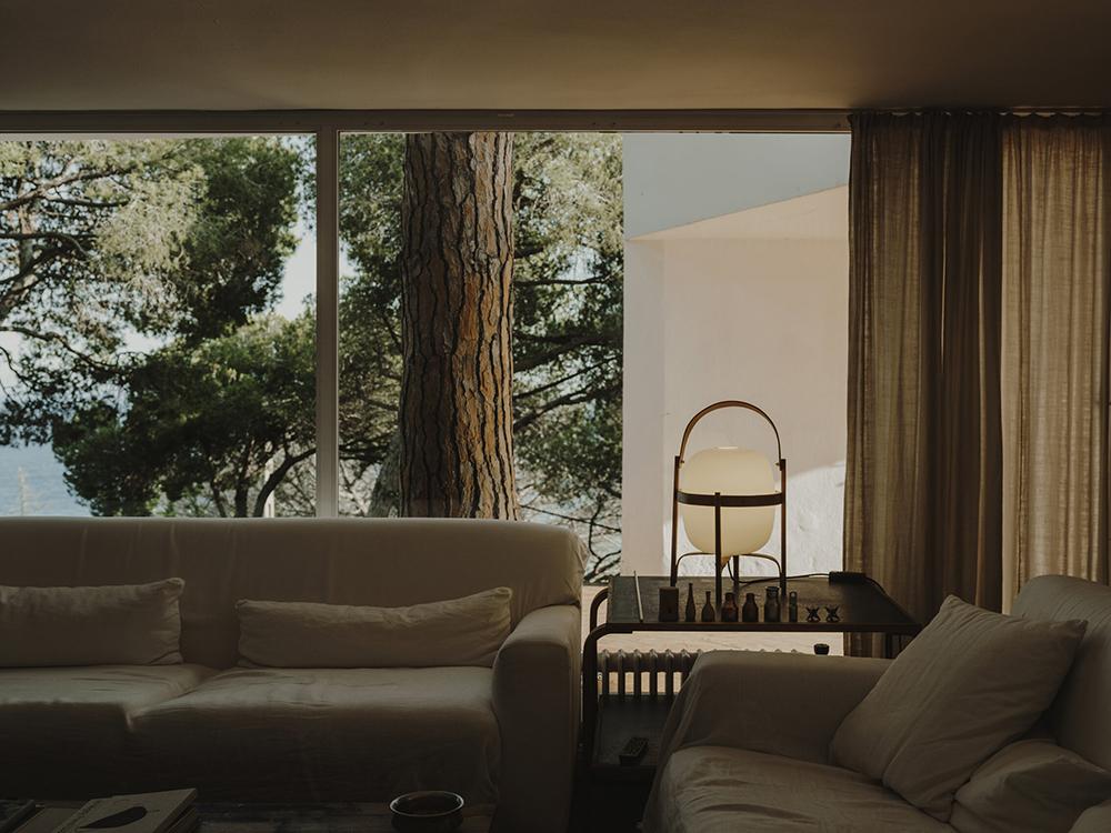 First envisioned in 1962, the Cesta, as its name suggests (Spanish for “basket”), was designed to hold an opal glass shade.