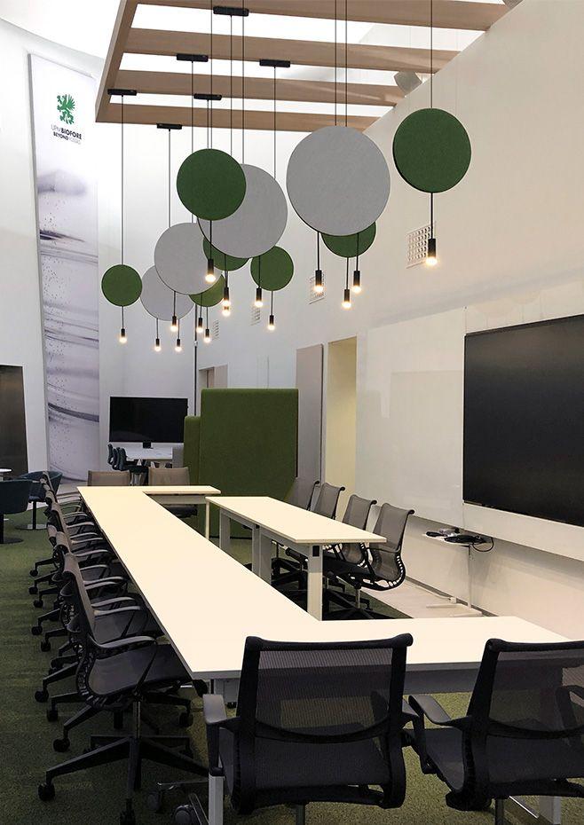 The Revolta Collection by Estiluz offers a unique and decorative solution for reducing room noise. Featuring fabric-covered acoustic panels made of sound-absorptive foam, these pieces not only enhance aesthetics but also improve acoustic comfort, ideal for residential or office use.