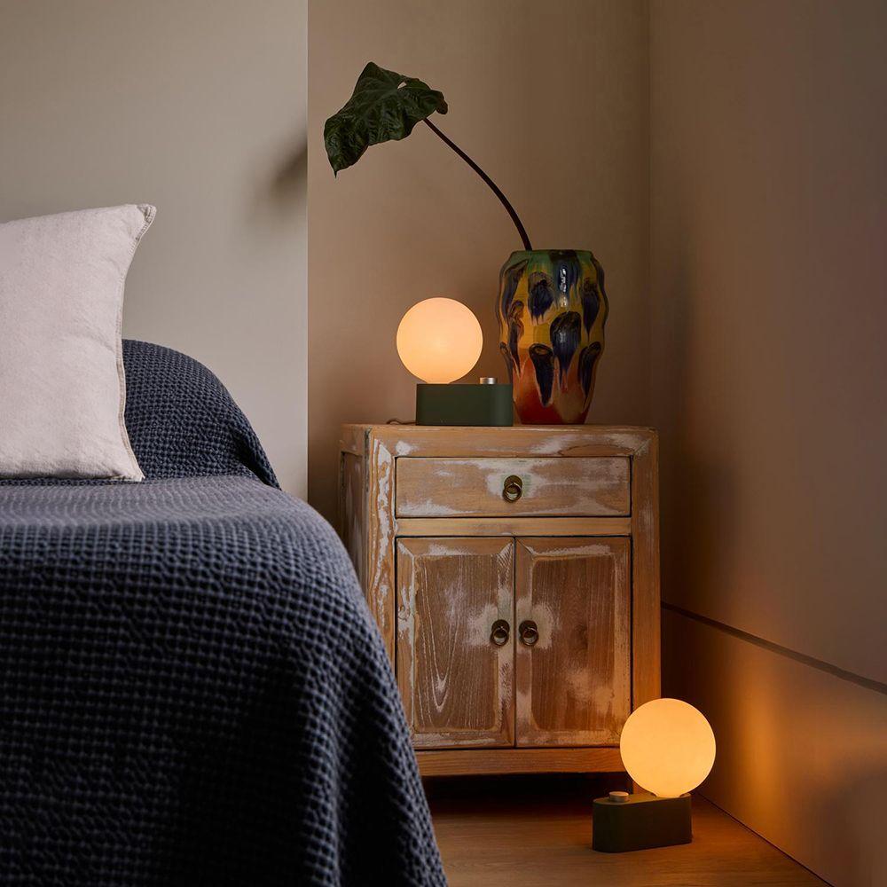 The Cupolina Collection from Estiluz features an optional accessory that incorporates artificial greenery that enhances both aesthetics and acoustics. ​Crafted from 60% recycled PET bottles, this panel not only exemplifies sustainable design but also boasts efficiency in reducing ambient noise.