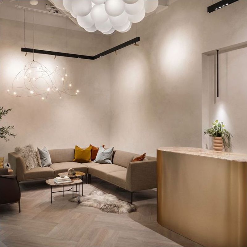 The Cupolina Collection from Estiluz features an optional accessory that incorporates artificial greenery that enhances both aesthetics and acoustics. ​Crafted from 60% recycled PET bottles, this panel not only exemplifies sustainable design but also boasts efficiency in reducing ambient noise.