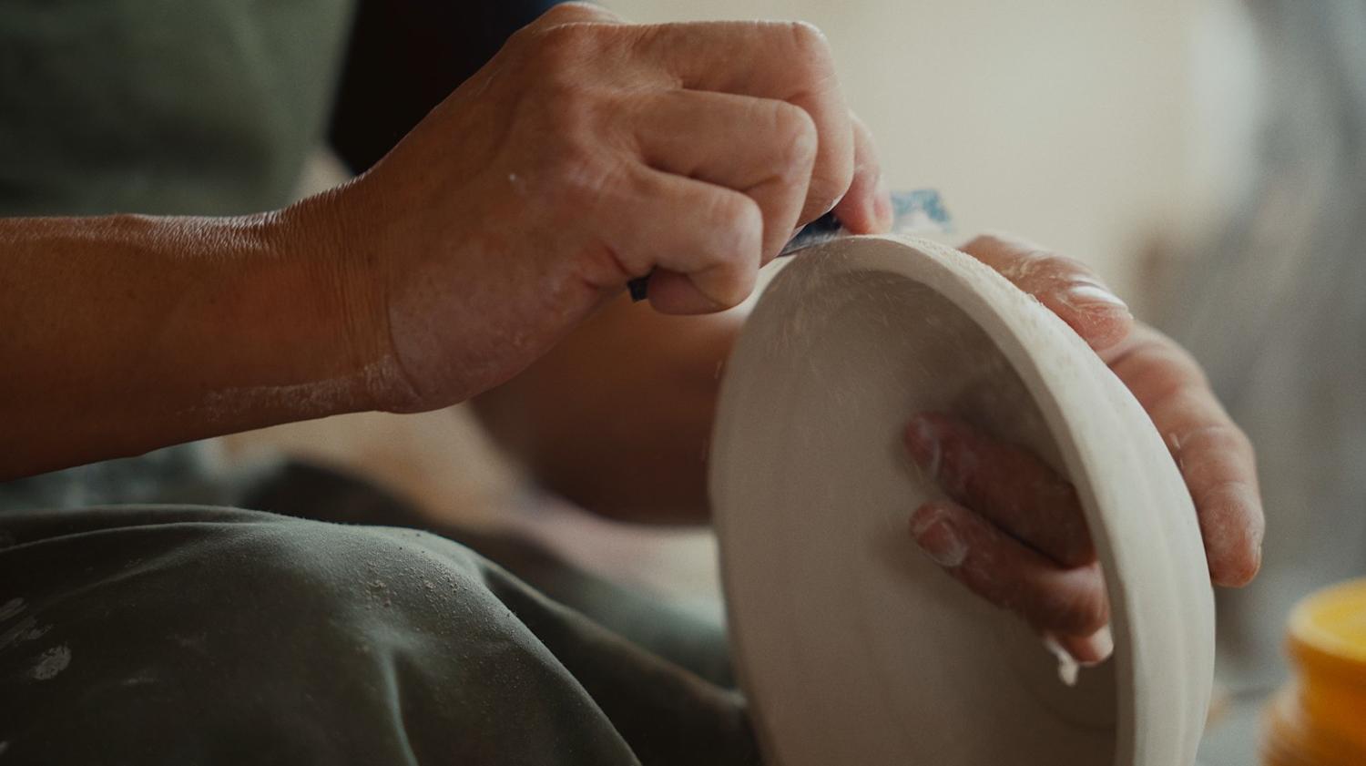 A serene and minimalist living space illuminated by the Cesta Metallica Table Lamp (left) and Babel Table Lamp (right) from Santa & Cole.