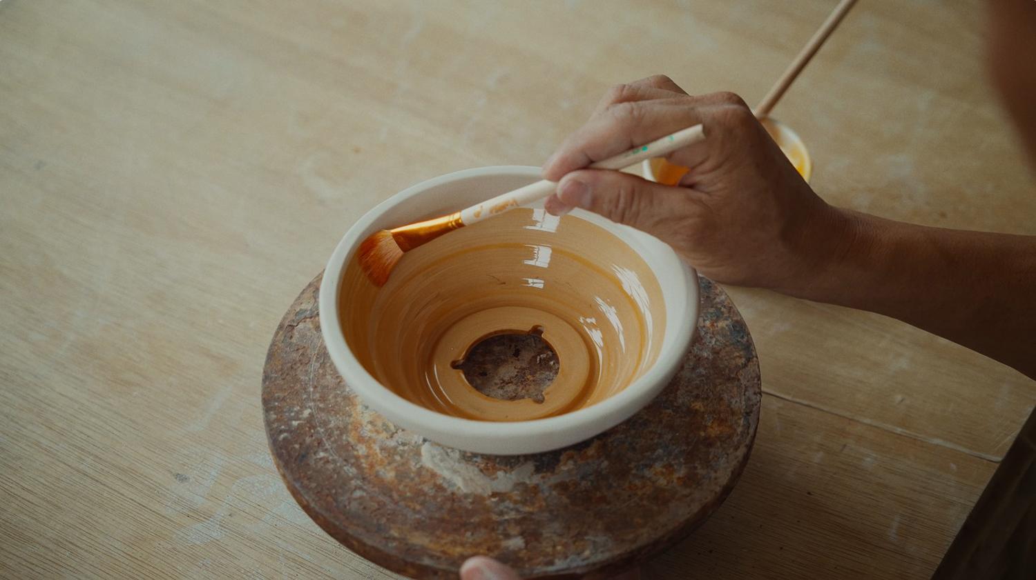 A serene and minimalist living space illuminated by the Cesta Metallica Table Lamp (left) and Babel Table Lamp (right) from Santa & Cole.
